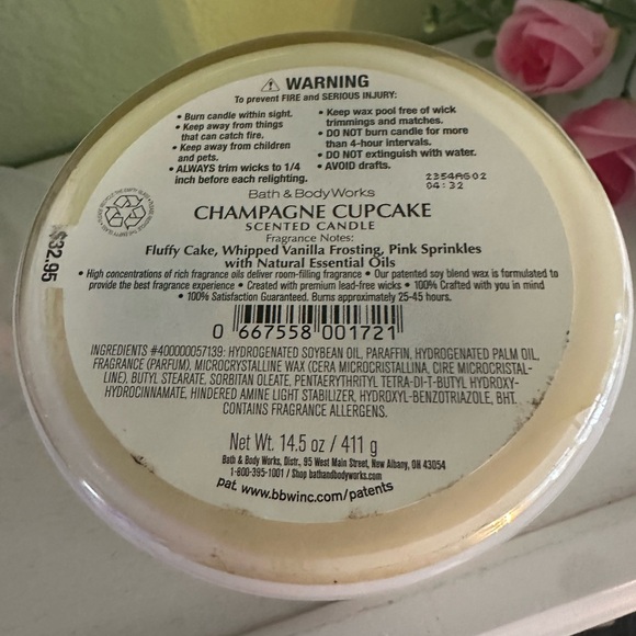 Feel Loved Scented Candle - White with Red Hearts ♥️ - Picture 6 of 6